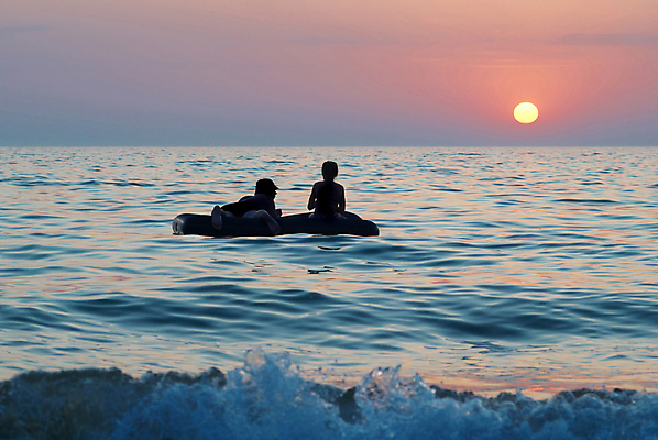 포토 JPG 해외이미지 구름 여자 남자 실루엣 파도 바다 여행 휴가 휴식 풍경 성인 야외 두명 여름 황혼 일몰 보트 저녁 성인만 해외202004 해외포토 자연요소 계절 컨셉 배_교통 촬영기법 사람 노을 야간 파일형식 이미지허브