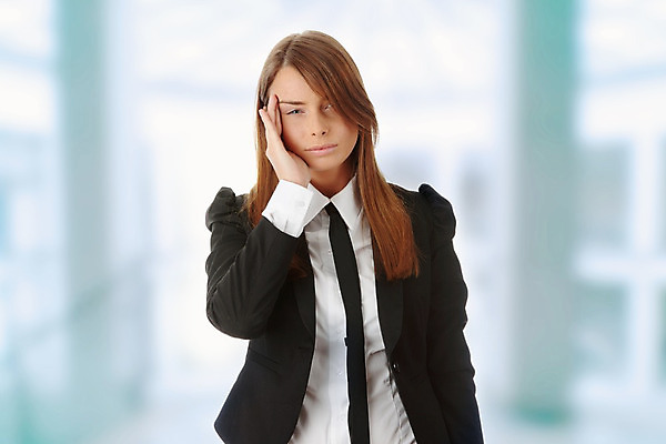 포토 JPG 해외이미지 백인 1 손 여자 얼굴 백그라운드 컨셉 생각 비즈니스 스트레스 건강 피곤 한명 사람 정장 성인 사무실 머리 검은색 고통 슬픔 흰색 표현 업무 비즈니스우먼 우아함 고민 걱정 두통 문제 고립 우울증 편두통 해외202004 해외포토 서양인 옷 감정 컬러 신체부위 작업 직장인 질병 파일형식 이미지허브