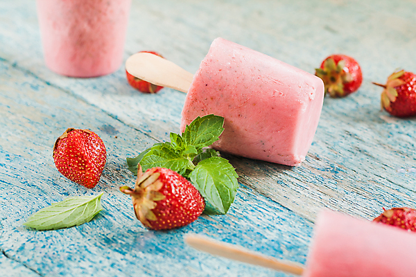 포토 JPG 해외이미지 분홍색 딸기 아이스크림 사람없음 시원함 허브 막대아이스크림 해외202004 해외포토 식물 컬러 과일 디저트 파일형식 이미지허브