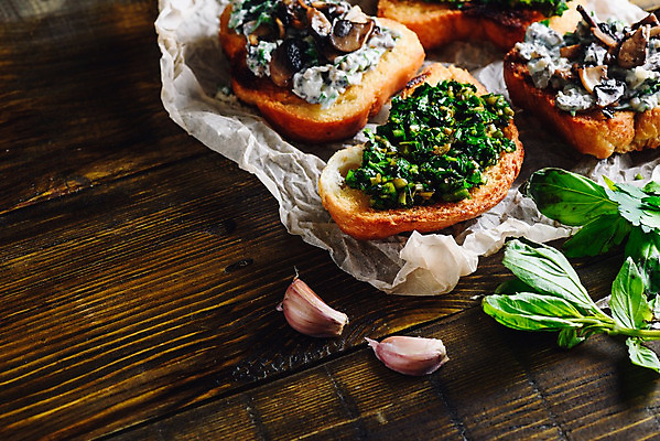 포토 JPG 해외이미지 종이 음식 빵 조각 채소 재료 탁자 양파 샌드위치 건강 마늘 요리 사람없음 목재 식사 버섯 이탈리아 시골 신선 맛 바게트 자르기 굽기 만취 허브 크림 올리브 토스트 바질 브루스케타 오레가노 입가심 채식주의자 카피스페이스 개조 해외202004 해외포토 나무 식물 열매 유럽 가구 컨셉 모션 공백 구이 채식 술취함 파일형식 이미지허브