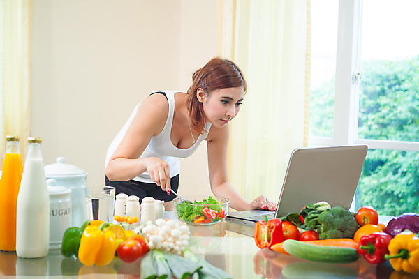 포토 JPG 해외이미지 라이프스타일 응시 여자 행복 음식 인터넷 다이어트 채소 주택 실내 건강 요리 한명 서기 사람 동양인 내부 초록색 노트북 컴퓨터 주방 샐러드 먹기 준비 주부 레시피 후추 성분 해외202004 해외포토 1 시선 감정 컬러 모션 인종 건물 생활 전자제품 향신료 파일형식 이미지허브