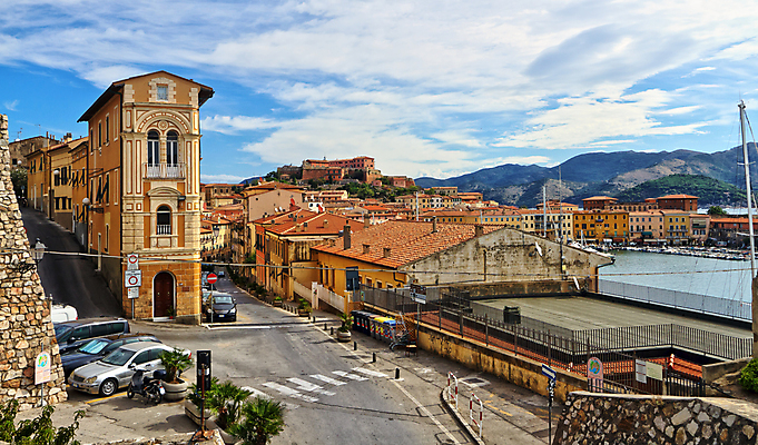 포토 JPG 해외이미지 외관 유럽 바다 섬 여행 하늘 휴가 거리 주택 파노라마 사람없음 야외 건물 여름 파란색 도시풍경 마을 항구 이탈리아 도시 만 보트 성 지중해 좁은 타운 옛날 토스카나 해외202004 해외포토 건축물 계절 나라 컬러 배_교통 교통시설 촬영기법 풍경 파일형식 이미지허브