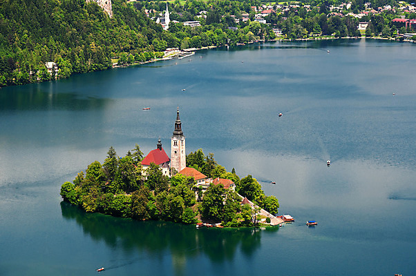 포토 JPG 해외이미지 유럽 전통문화 호수 섬 여행 자연 하늘 휴가 산 풍경 사람없음 야외 초록색 물 여름 관광지 마을 농촌 숲 명승지 슬로베니아 절정 카피스페이스 산맥 해외202004 해외포토 자연요소 전통 계절 나라 문화 컬러 공백 시골 생태계 파일형식 이미지허브