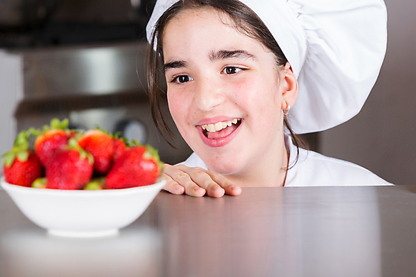 포토 JPG 해외이미지 응시 여자 행복 얼굴 어린이 음식 유니폼 탁자 딸기 갈색머리 요리 한명 세로 주방 식당 요리사 버섯 기쁨 사발 칼 준비 해외202004 해외포토 직업 1 헤어스타일 시선 옷 감정 가구 과일 사람 신체부위 상점 사기그릇 파일형식 이미지허브