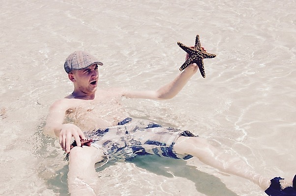 포토 JPG 해외이미지 동물 별 여행 아프리카 휴가 휴식 불가사리 어류 한명 사람 소년 태양 뜨거움 해산물 케냐 해외202004 해외포토 자연요소 1 남자 나라 어린이 컨셉 극피동물 수중동물 파일형식 이미지허브