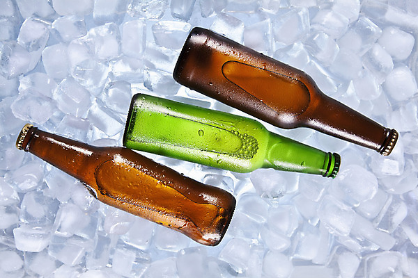 포토 JPG 해외이미지 음료 맥주 주류 사람없음 초록색 갈색 얼음 물방울 알코올 투명 액체 시원함 큐브 해외202004 해외포토 자연요소 컬러 파일형식 이미지허브