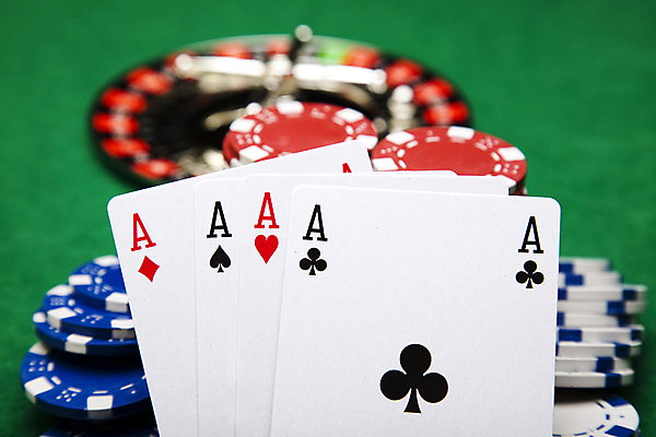 포토 JPG 해외이미지 실내 사람없음 아웃포커스 트럼프 포커칩 도박 카지노 룰렛 겜블 초록배경 해외202004 해외포토 백그라운드 촬영기법 내부 초록색 놀이용품 게임 포커 파일형식 이미지허브