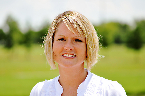 포토 JPG 해외이미지 모델 여자 얼굴 한명 사람 야외 여름 금발 해외202004 해외포토 1 헤어스타일 계절 신체부위 파일형식 이미지허브