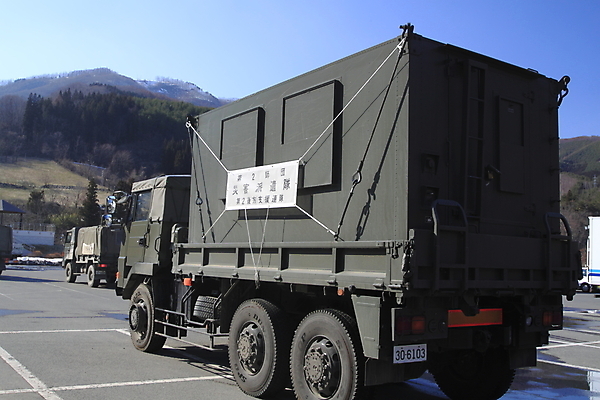 포토 JPG 해외이미지 자동차 자연 사람없음 힘 손상 슬픔 뉴스 떨어짐 지프 안심 짐차 깨짐 쓰나미 재앙 지진 해외202004 해외포토 감정 육상교통 컨셉 승용차 육류 자연재해 생태계 해일 파일형식 이미지허브