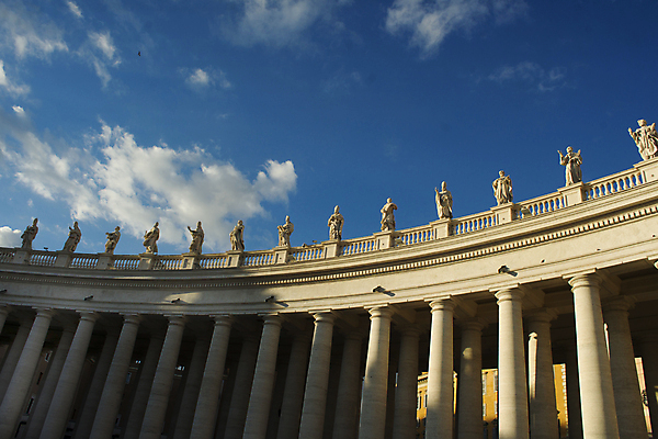 포토 JPG 해외이미지 주간 구름 건축물 건축양식 하늘 그림자 풍경 사람없음 야외 이탈리아 기둥 바실리카 성베드로대성당 해외202004 사도궁 해외포토 자연요소 건축 유럽 궁전 바티칸 파일형식 이미지허브