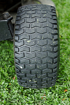 포토 JPG 해외이미지 계절 공원 꽃 밭 자동차 자연 아침 사람없음 초록색 여름 정원 검은색 봄 운전 바퀴 에코 생태계 타이어 밟기 고무 자동 해외202004 해외포토 주간 식물 공공시설 육상교통 컬러 농업 모션 환경 파일형식 이미지허브