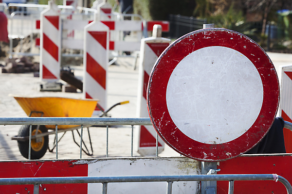 포토 JPG 해외이미지 도로 백그라운드 교통시설 거리 경고 안전 사람없음 건물 빨간색 노란색 수레 흰색 업무 원형 수리 위험 땅 사인 신호 진행 주목 해외202004 해외포토 도형 건축물 길 컬러 교통 컨셉 카트 작업 시설 파일형식 이미지허브