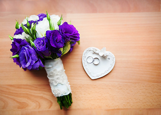 포토 JPG 해외이미지 전통 디자인 커플 꽃 꽃다발 결혼 2 꽃무늬 관계 탁자 결혼식 표면 함께함 선물 사랑 사람없음 장식 빨간색 빛 장미 유행 금속 신혼여행 흰색 하트 축하 반지 쌍 황금 보석 심볼 오브젝트 약속 약혼 제안 해외202004 해외포토 모양 식물 감정 컬러 가구 컨셉 무늬 장신구 재질 이벤트 광석 파일형식 이미지허브