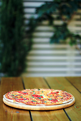 포토 JPG 해외이미지 접시 음식 토마토 탁자 치즈 피자 요리 사람없음 초록색 식당 식사 신선 맛 민트 레시피 점심식사 마르게리타피자 식욕 특별함 해외202004 해외포토 식기 컬러 가구 컨셉 채소 유제품 패스트푸드 서양음식 상점 허브 파일형식 이미지허브