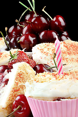 포토 JPG 해외이미지 접시 음식 분홍색 포즈 포크 과일 자연 탁자 딸기 디저트 사람 사람없음 목재 빨간색 세로 초록색 컬러풀 파티 쌓기 케이크 얼음 요리사 식사 중국 흰색 대접 신선 생일 화려 체리 사발 달콤 컵케이크 굽기 먹기 뿌리기 포장지 유기농 반쪽 브런치 머핀 베리 흙더미 부스러기 숙성 크림치즈 해외202004 해외포토 자연요소 나무 직업 식기 웰빙 기념일 아시아 빵 컬러 가구 컨셉 재료 포장 모션 치즈 이벤트 흙 사기그릇 맛 구이 생태계 파일형식 더미 이미지허브