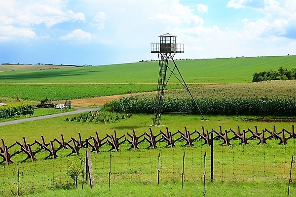 포토 JPG 해외이미지 직업 유럽 벽 하늘 경비 안전 사람없음 파란색 울타리 탑 금속 자유 경계선 관찰 역사 보호 손목시계 군용 전쟁 보안 철사 철조망 육군 체코 기념물 동쪽 공화국 서쪽 옛날 철강 해외202004 해외포토 건축물 나라 선 시계 컬러 컨셉 장신구 모션 재질 군대 담장 방향 경계 파일형식 이미지허브