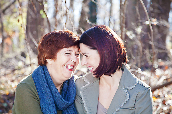 포토 JPG 해외이미지 계절 여자 노년 딸 행복 감정 어린이 겨울 가족 자연 엄마 사랑 미소 웃음 사람 풍경 성인 두명 침묵 가을 숲 해외202004 해외포토 관계 표정 소리 생태계 파일형식 이미지허브