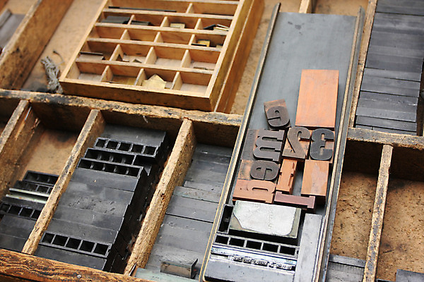 포토 JPG 해외이미지 캐릭터 알파벳 백그라운드 잉크 사람없음 숫자 블록 추위 골동품 얼룩 편지 배열 일렬 스크래치 타입 우표 구식 옛날 해외202004 해외포토 문자 영어 파일형식 이미지허브