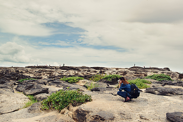 포토 JPG 해외이미지 라이프스타일 행복 여행 자연 표면 휴가 휴식 한명 미소 야외 여행객 카메라 디지털 바위 잡기 시간 거친 사진사 호기심 주말 탐사 내추럴 해외202004 해외포토 1 감정 컨셉 모션 표정 사람 생활 전자제품 돌_바위 작가 생태계 파일형식 이미지허브