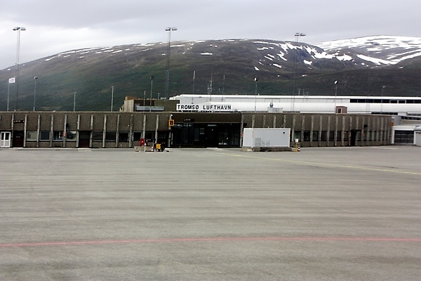 포토 JPG 해외이미지 조각 여행 모션 산 사람없음 초록색 달리기 줄무늬 공항 도착 항공 속도 출발 상업 활주로 제트기 대패 착륙 해외202004 해외포토 길 컬러 컨셉 무늬 교통시설 비행기 파일형식 이미지허브