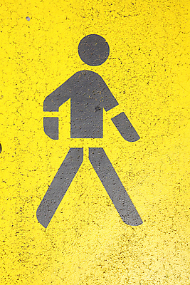 포토 JPG 해외이미지 도로 거리 독일 사람없음 픽토그램 노란색 보행자 보행로 흔적 사인 해외202004 해외포토 유럽 길 컬러 교통시설 파일형식 이미지허브