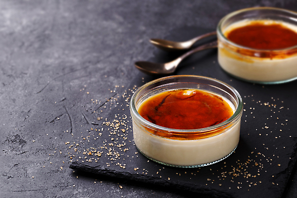 포토 JPG 해외이미지 전통 유럽 문화 음식 디저트 요리 사람없음 가로 갈색 노란색 케이크 계란 식사 신선 달콤 설탕 굽기 크림 레시피 푸딩 프랑스어 바닐라 스페인어 커스터드 캐러멜 해외202004 해외포토 문자 나라 컬러 알 맛 구이 파일형식 이미지허브