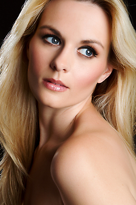 포토 JPG 해외이미지 백인 모델 여자 얼굴 포즈 한명 사람 20대 성인 금발 매끈함 피부 입술 어깨 턱 해외202004 해외포토 서양인 1 헤어스타일 청년 신체부위 감각 파일형식 이미지허브