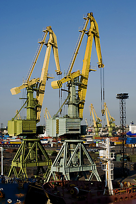 포토 JPG 해외이미지 산업 바다 비즈니스 교통시설 하늘 사람없음 야외 물 경제 파란색 강 항구 거래 화물 보트 상품 컨테이너 창고 기중기 무역 보안 함선 상업 수납 포트 무거움 닻 로딩 터미널 해외202004 해외포토 자연요소 컬러 교통 배_교통 안전 운송업 중장비 무게 시설 파일형식 이미지허브