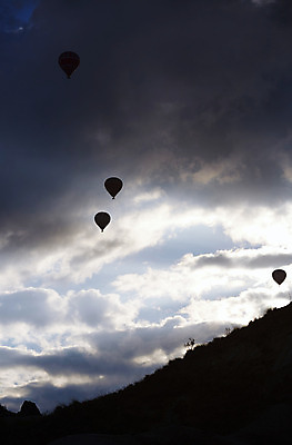포토 JPG 해외이미지 라이프스타일 행복 실루엣 교통수단 스포츠 여행 교통시설 자연 휴가 휴식 산 풍경 사람없음 야외 공중 세로 바구니 일출 어둠 침묵 일몰 자유 암석 열기구 그룹 멀리 감탄 웅장함 해외202004 해외포토 감정 교통 컨셉 항공교통 촬영기법 생활 노을 소리 돌_바위 시설 생태계 파일형식 이미지허브