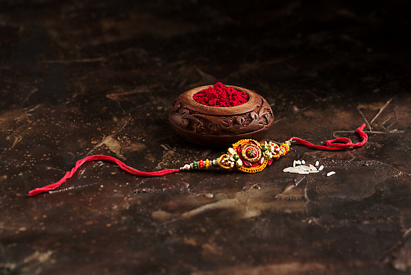 포토 JPG 해외이미지 전통 종교 문화 줄 백그라운드 목걸이 밥 기념 사랑 이벤트 사람없음 장식 빨간색 축제 축하 인사 악단 화려 의식 실 결합 낟알 컨테이너 인도인 손목 심볼 오브젝트 기회 예배 언니 남동생 손목보호대 힌두교 유대감 해외202004 해외포토 외국인 감정 산업 음악 음식 컬러 컨셉 장신구 가족 동양인 신체부위 예절 자매 동생 파일형식 이미지허브