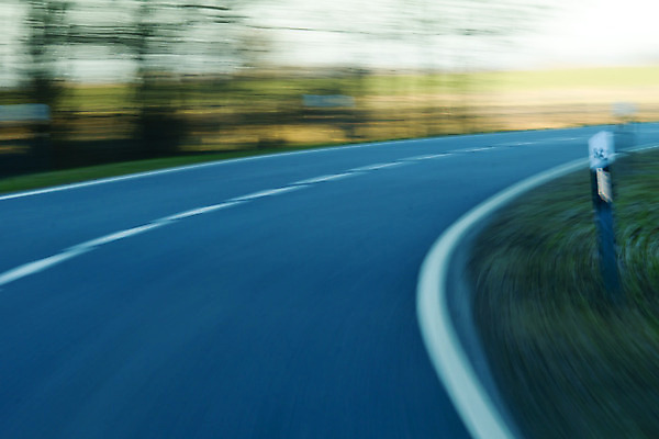 포토 JPG 해외이미지 도로 무늬 거리 사람없음 검은색 운전 흰색 레이스 숲 위험 공격 사건 속도 강조 해외202004 해외포토 길 컬러 컨셉 교통시설 모션 파일형식 이미지허브