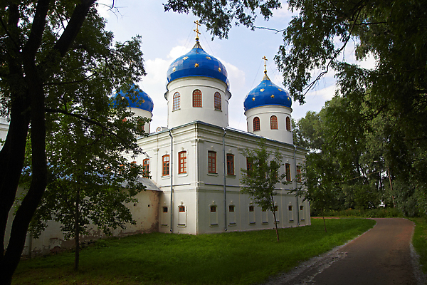 포토 JPG 해외이미지 나무 구름 전통 기독교 종교 도로 길 여행 십자가 건축양식 자연 하늘 그림자 미술 사람없음 여름 태양 성당 교회 흰색 역사 숲 오솔길 러시아 수도원 러시아인 수녀원 옛날 해외202004 해외포토 자연요소 서양인 식물 계절 건축 유럽 컬러 종교건축 교통시설 문화예술 건물 생태계 파일형식 이미지허브