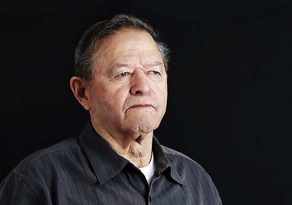 포토 JPG 해외이미지 백인 감정 생각 건강 한명 사람 검은색 회색 슬픔 고독 상처 은퇴 문제 시민 심각 옛날 우울증 혼자 노화 해외202004 해외포토 서양인 1 컬러 컨셉 질병 국민 파일형식 이미지허브