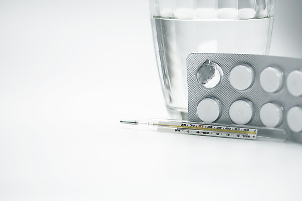 포토 JPG 해외이미지 백그라운드 컨셉 잔 건강 사람없음 치료 물 알약 약 흰색 온도계 수은체온계 카피스페이스 코로나바이러스 해외202004 해외포토 자연요소 식기 컬러 의학 공백 바이러스 파일형식 이미지허브