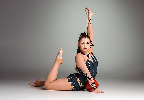 포토 JPG 해외이미지 백인 라이프스타일 여자 행복 스포츠 백그라운드 신체 공 기술 실내 건강 한명 사람 앉기 정장 10대 빨간색 운동 댄서 회색 춤 유연 날씬함 연습 체조선수 체조 분열 주인 해외202004 해외포토 서양인 직업 1 옷 감정 컬러 모션 청소년 문화예술 운동선수 내부 생활 몸매 파일형식 이미지허브