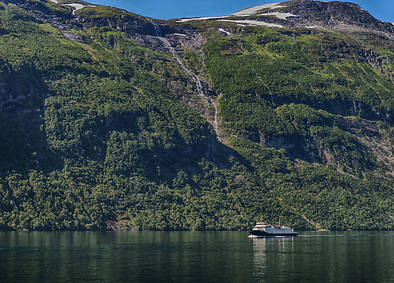 포토 JPG 해외이미지 유럽 바다 휴가 노르웨이 사람 풍경 사람없음 야외 물 반사 봄 절벽 폭포 보트 크루즈 그림 스칸디나비아 해외202004 해외포토 자연요소 계절 나라 배_교통 자연 파일형식 이미지허브