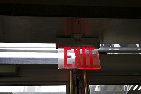 포토 JPG 해외이미지 유리 불 출입구 실내 안전 사람없음 내부 건물 빨간색 빛 사무실 문 어둠 활발 긴급 도시 위험 탈출 방향 사인 보안 경보 놋쇠 대피 헬프 해외202004 해외포토 자연요소 건축물 컬러 컨셉 비즈니스 재질 도움 파일형식 이미지허브