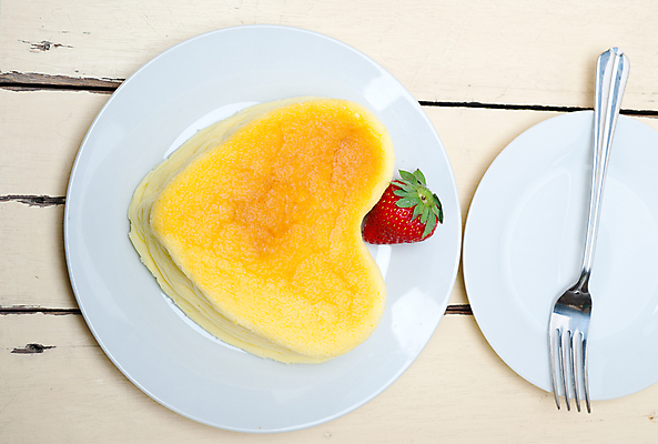 포토 JPG 해외이미지 접시 포크 딸기 디저트 사람없음 하이앵글 하트 치즈케이크 해외202004 해외포토 모양 식기 음식 뷰포인트 과일 케이크 파일형식 이미지허브