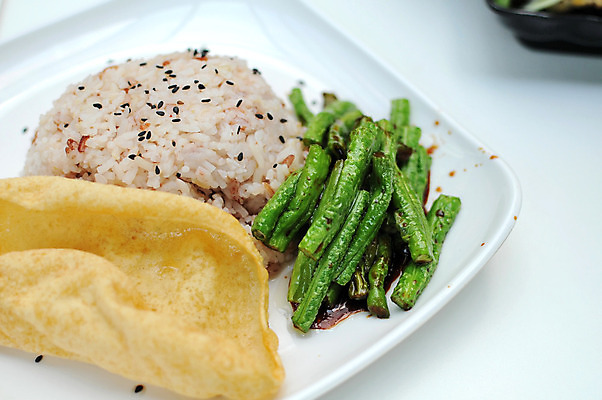 포토 JPG 해외이미지 라이프스타일 접시 문화 음료 음식 여행 다이어트 재료 밥 콩 건강 요리 동양인 사람없음 빨간색 갈색 식당 식사 흰색 맛 메뉴 싱가폴 채식주의자 비건 해외202004 해외포토 식기 아시아 컬러 컨셉 곡류 인종 생활 상점 채식 파일형식 이미지허브