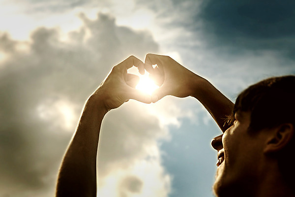 포토 JPG 해외이미지 모양 백인 구름 템플릿 손 남자 행복 무기 얼굴 백그라운드 컨셉 손가락 자연 하늘 프레임 관리 사랑 한명 미소 손짓 야외 10대 여름 파란색 햇빛 태양 엄지손가락 광선 하트 배열 심볼 사인 보여주기 비네팅 해외202004 해외포토 자연요소 서양인 1 계절 감정 컬러 모션 청소년 촬영기법 표정 사람 신체부위 생태계 파일형식 이미지허브