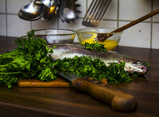 포토 JPG 해외이미지 동물 접시 음식 바다 2 다이어트 낚시 파슬리 건강 육류 어류 요리 사람없음 초록색 주방 식사 저녁식사 죽음 신선 맛 은색 해산물 피부 준비 꼬리 날것 내추럴 점심식사 민물 송어 오메가 해외202004 해외포토 식기 컬러 컨셉 채소 식재료 레저 신체부위 수중동물 파일형식 이미지허브