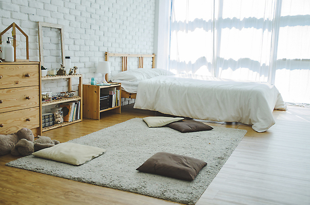 포토 JPG 해외이미지 디자인 가구 창문 베개 탁자 호텔 아침 휴식 조명 바닥 아파트 주택 실내 사람없음 내부 장식 책 빛 세트 태양 문 카펫 방 흰색 침대 램프 신선 커튼 클래식 야간 오브젝트 리빙 스타일 안락 해외202004 해외포토 주간 자연요소 컬러 생활용품 컨셉 침구 숙소 건물 파일형식 이미지허브