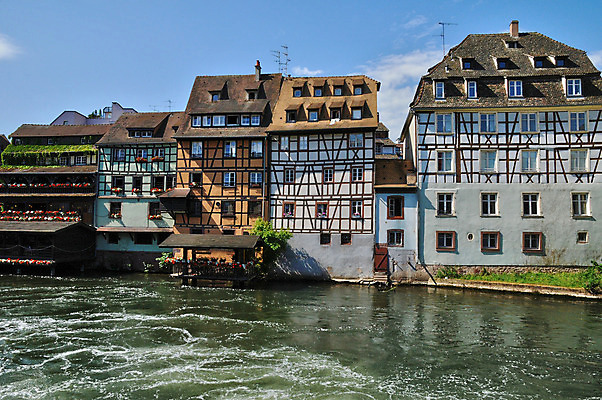 포토 JPG 해외이미지 건축양식 주택 사람없음 야외 건물 관광지 프랑스 역사 재산 그림 옛날 스트라스부르 해외202004 해외포토 건축물 건축 유럽 여행 금융 파일형식 이미지허브