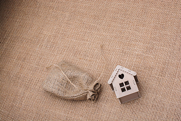 포토 JPG 해외이미지 실내 사람없음 하이앵글 미니어처 인물미니어처 자루 집모양 갈색배경 해외202004 해외포토 모양 뷰포인트 백그라운드 내부 갈색 모형 파일형식 이미지허브