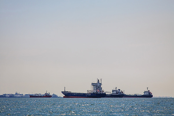 포토 JPG 해외이미지 산업 바다 여행 비즈니스 교통시설 하늘 항해 사람없음 물 경제 파란색 금속 항구 기계 장비 화물 업무 보트 역 철 조선소 창고 무역 함선 상업 포트 무거움 적재 부둣가 분배 터미널 해외202004 해외포토 자연요소 컬러 교통 배_교통 재질 운송업 작업 무게 시설 파일형식 이미지허브