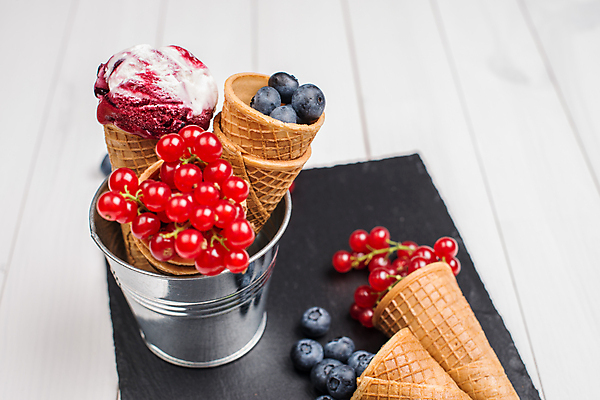 포토 JPG 해외이미지 열매 실내 사람없음 달콤 민트 양동이 흰배경 담기 블루베리 아이스크림콘 콘아이스크림 돌판 해외202004 해외포토 식물 백그라운드 과일 모션 아이스크림 내부 돌_바위 흰색 맛 허브 콘 파일형식 이미지허브