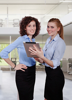 포토 JPG 해외이미지 백인 직업 여자 비즈니스 통신 무선통신 서기 미소 야외 두명 컴퓨터 터치패드 키보드 직장인 비즈니스맨 비즈니스우먼 신문 이메일 출장 키패드 터치스크린 해외202004 해외포토 서양인 남자 모션 표정 사람 간행물 전자제품 뉴스 파일형식 이미지허브