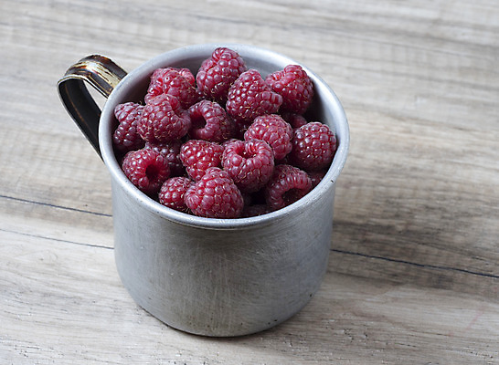 포토 JPG 해외이미지 계절 열매 음식 분홍색 과일 자연 건강 사람없음 목재 컵 빨간색 머그컵 시골 신선 사발 달콤 맛 상쾌 산딸기 숙성 채식주의자 해외202004 해외포토 나무 식물 식기 감정 컬러 컨셉 재료 사기그릇 생태계 채식 파일형식 이미지허브