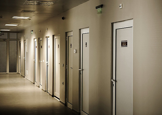 포토 JPG 해외이미지 벽 건축양식 창문 유리 바닥 직장 실내 건강 병원 실험 사람없음 내부 치료 파란색 빛 사무실 약 문 방 장비 흰색 침대 긴급 업무 복도 터널 실험실 역 질병 외과 병실 돌봄 방법 위생관리 철강 해외202004 해외포토 건축 길 컬러 가구 회사 비즈니스 의학 교통시설 모션 재질 관리 작업 파일형식 이미지허브