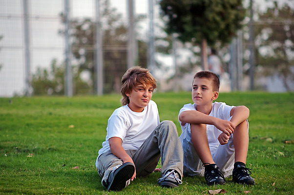 포토 JPG 해외이미지 커플 남자 행복 얼굴 어린이 2 장난 통신 가족 놀이 대화 사랑 웃음 사람 소년 야외 두명 친구 우정 결합 동료 형제 해외202004 해외포토 감정 관계 표정 말하기 신체부위 파일형식 이미지허브
